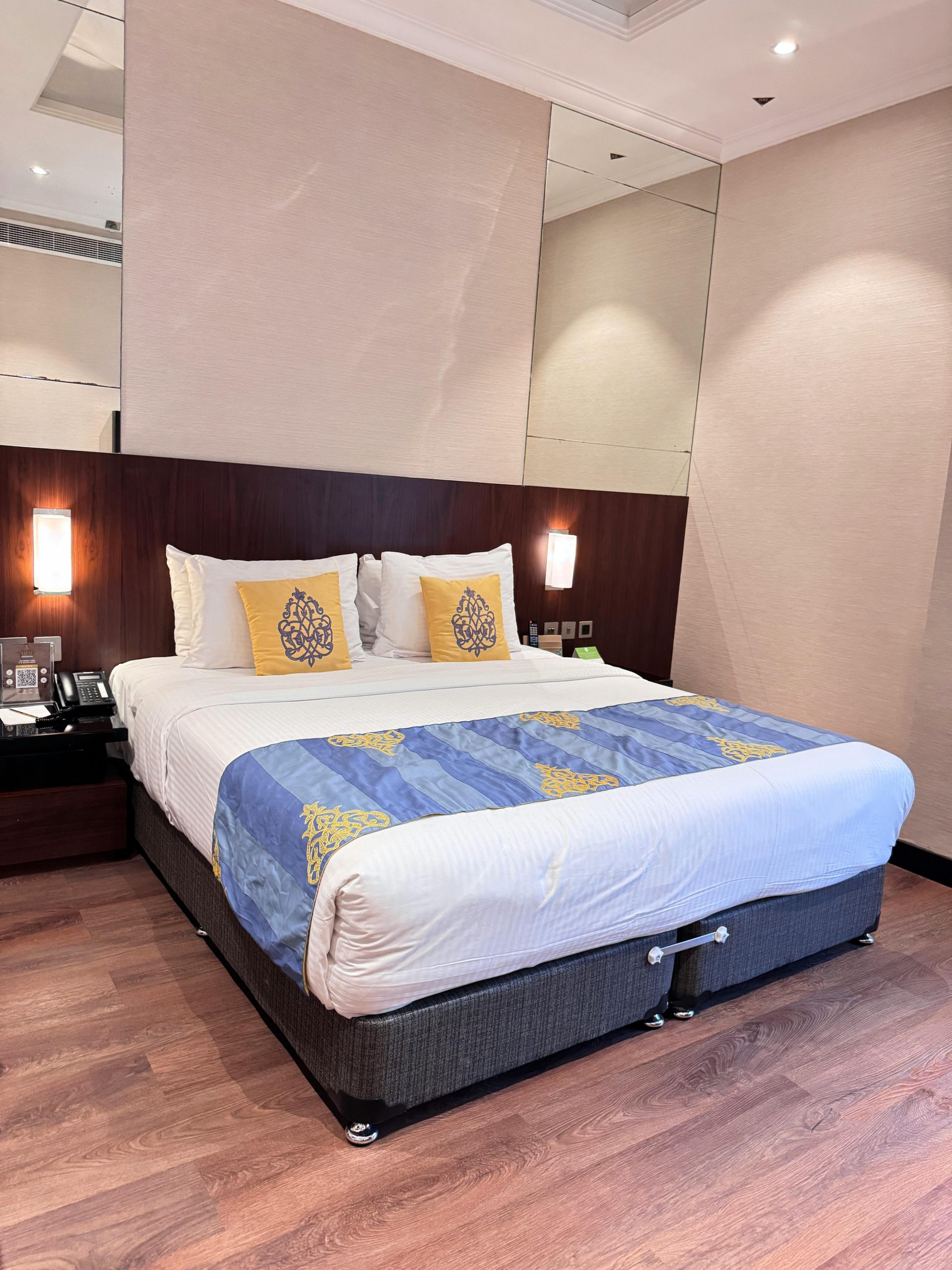 pexels photo 33395434 33395434 Elegant hotel room with large bed, modern decor, and soft lighting.